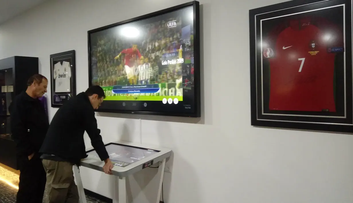 Pengunjung melihat sejarah Cristiano Ronaldo dalam layar monitor di Museum CR 7. Museum ini terdapat di Kota Funchal, tempat Ronaldo lahir dan tunbuh besar. (Bola.com/Reza Khomaini)