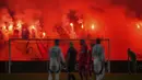 Sejumlah pendukung FC Twente menyalakan suar dan kembang api dalam pertandingan Liga Europa 2024/2025 melawan Besiktas di De Grolsch Veste stadium, Enschede, Belanda, Jumat (31/01/2025) dini hari WIB. (AP Photo/Peter Dejong)