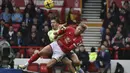 Gelandang Manchester City, Jack Grealish berebut bola dengan pemain Nottingham Forest, Joe Worrall selama pertandingan Liga Premier Inggris di  Stadion City Ground, Nottingham, Inggris, Sabtu (18/2/2023). Man City kini duduk di urutan kedua via catatan 52 angka, tertinggal dari Arsenal yang berada di puncak klasemen dengan 54 poin. (AP Photo/Rui Vieira)