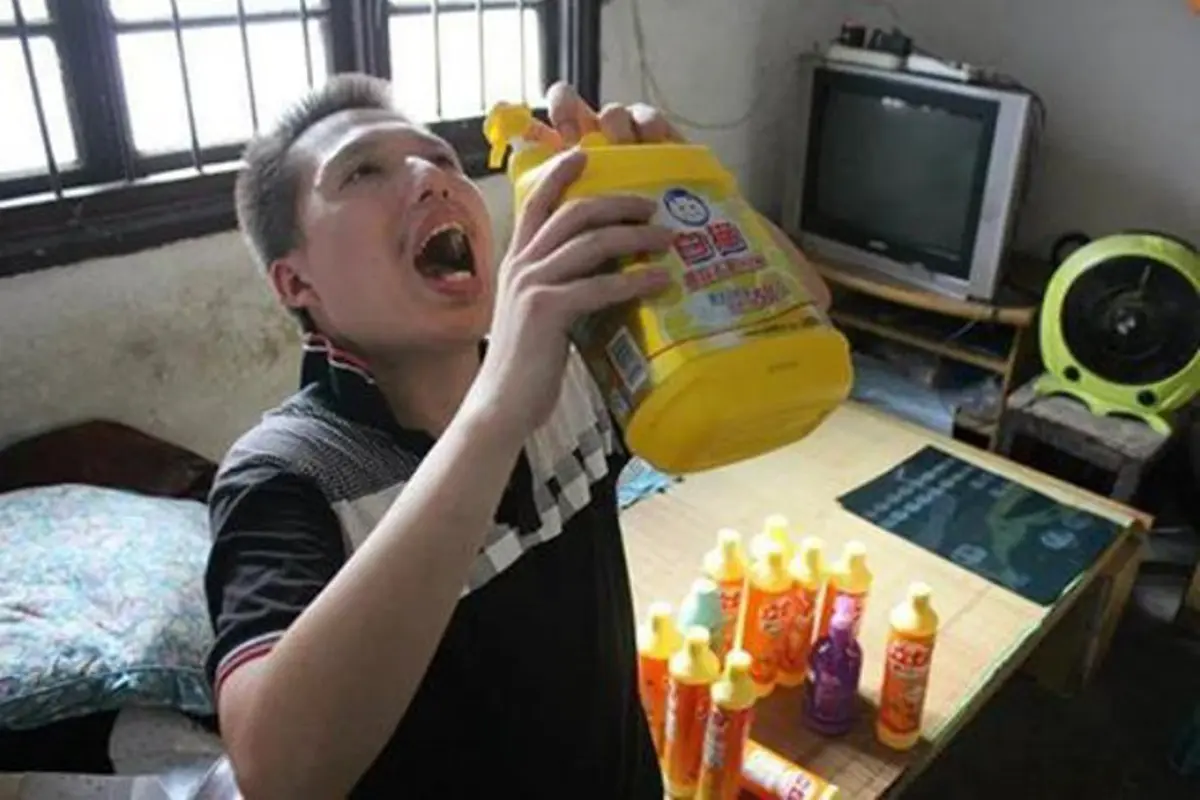 Tetap Sehat, Pria Ini Minum Setengah Botol Detergen Setiap Hari