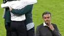 Pelatih Spanyol Luis Enrique berjalan pergi ketika pelatih Italia Roberto Mancini merayakan di latar belakang pada akhir pertandingan semifinal Euro 2020 di Stadion Wembley di London, Inggris, Rabu (7/7/2021). (Facundo Arrizabalaga/Pool Photo via AP)