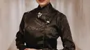 Rina Nose tampil totalitas dari baju sampai makeup. Rina Nose mengenakan kebaya janggan berwarna hitam khas Dasiyah.  [@rinanose16]