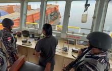 FOTO: KRI Pari-849 Amankan Kapal Pengangkut Ore Nikel Ilegal di Perairan Sulawesi Tenggara