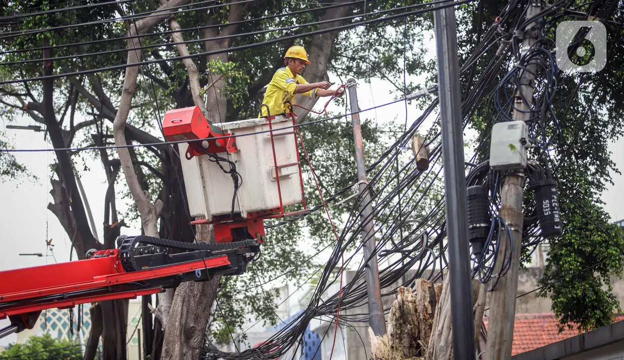 Petugas Satgas Bina Marga Jakarta Pusat melakukan penataan jaringan utilitas di kawasan Wahid Hasyim, Jakarta, Selasa (15/3/2022). Penataan kabel utilitas yang semrawut diharapkan meningkatkan kualitas pedesterian DKI Jakarta sehingga pejalan kaki merasa aman dan nyaman. (Liputan6.com/Faizal Fanani)