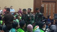 Tiga anggota TNI terlihat hadir di ruang sidang Pengadilan Tipikor Jakarta, Senin (5/1/2026), saat sidang yang dihadiri Nadiem Makarim digelar. (Foto: Istimewa).