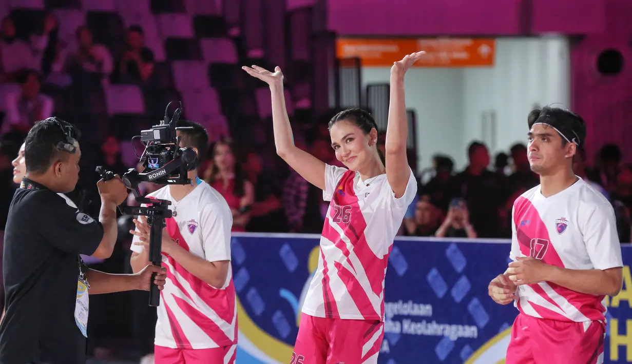 Luna Maya juga tampil di tim Pink Dragon untuk Fun Volleyball Celebrity Match. Ia kembali dengan rambut kepangnya. Luna membelah tengah rambutnya menjadi dua bagian, lalu mengepang sedikit bagian dari masing-masing kanan kiri hingga ke bawah menjadi satu bagian kepangan. [Foto: Document FIMELA/Adrian Putra]