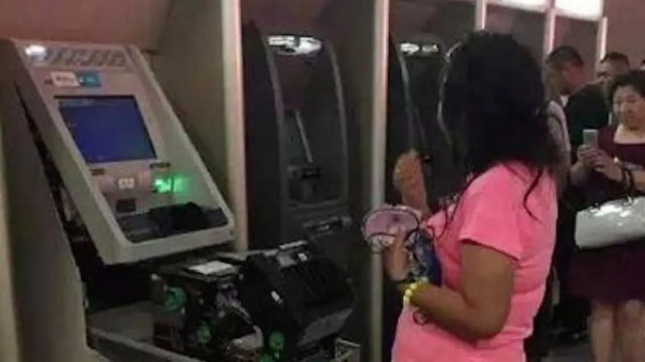 Kartu Tersangkut, Wanita Ini Bongkar ATM dengan Tangan Kosong