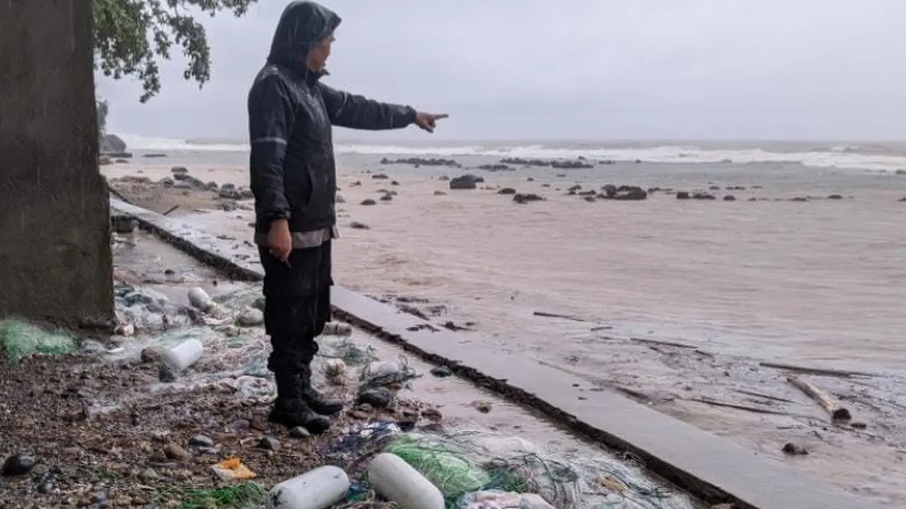 Seorang saksi menunjukan lokasi tenggelamanya, Jajang, warga Caringin, di Perairan Cidora Rancabuaya Kecamatan Caringin Kabupaten Garut, Jawa Barat. (Liputan6.com/Jayadi Supriadin)