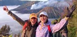 Pada momen sunrise trekking, Luna tampil standout mengenakan outer windbreaker oversized warna lilac bermotif abstrak yang memberi sentuhan playful di tengah nuansa earthy pegunungan.  [@lunamaya].