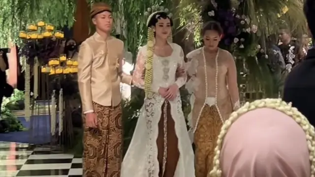 Zahwa Massaid dan Keanu saat akad nikah Aaliyah Massaid. [@andiemhndr]