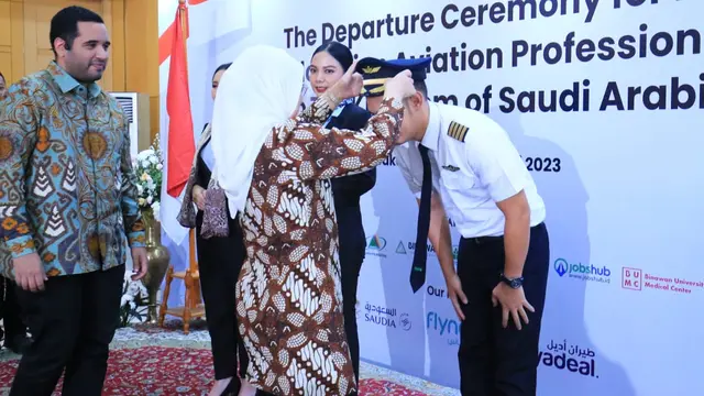 Menaker Ida Fauziyah Lepas 224 Cabin Crew ke Arab Saudi