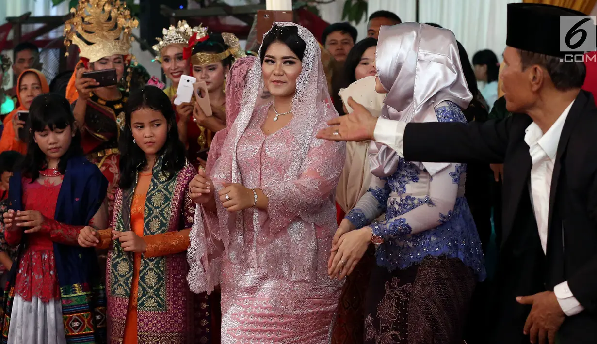 Kahiyang Ayu mengikuti prosesi pemberian marga dengan Manortor atau menari Tortor di rumah Pamannya Bobby Nasution di Medan, Selasa (21/11). Kahiyang Ayu resmi menjadi Kahiyang Ayu Boru Siregar. (Liputan6.com/JohanTallo)