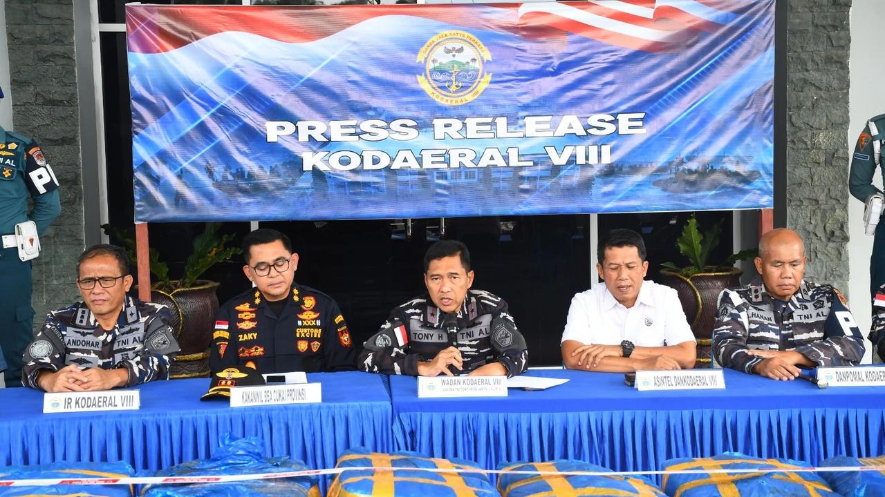 FOTO: TNI AL Gagalkan Upaya Penyelundupan Sianida di Pelabuhan Bitung