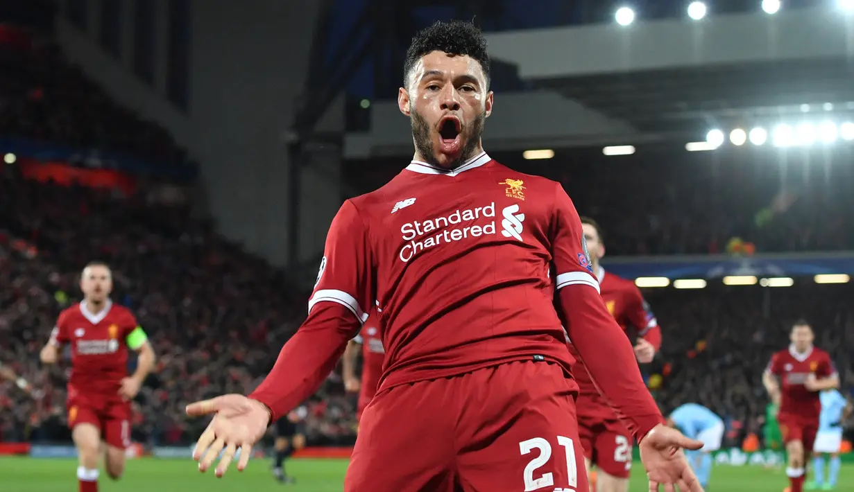 Alex Oxlade-Chamberlain. Gelandang asal Inggris ini meninggalkan Arsenal pada musim 2017/2018 menuju Liverpool setelah total 7 musim di Arsenal. Akhirnya mampu meraih 1 gelar Premier League bersama Liverpool pada musim 2019/2020. (AFP/Anthony Devlin)
