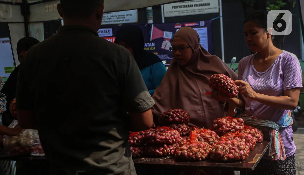 Adapun pangan yang dijual yakni Bawang Merah Batu Ijo Rp 25.000/Kg, Bawang Merah Bima Brebes Rp 35.000/Kg dan Bawang Merah Brebes Super Rp 40.000/Kg. (Liputan6.com/Angga Yuniar)