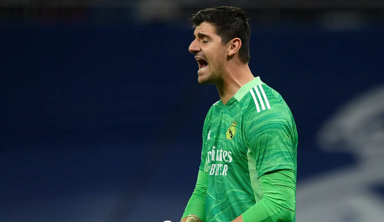 Thibaut Courtois. Kiper Belgia berusia 29 tahun yang kini memasuki musim keempatnya bersama Real Madrid total membuat 30 clean sheet dari 82 penampilan di semua ajang selama tahun 2021. Los Blancos dibawanya berada di posisi puncak klasemen Liga Inggris hingga akhir tahun 2021. (AFP/Oscar Del Pozo)