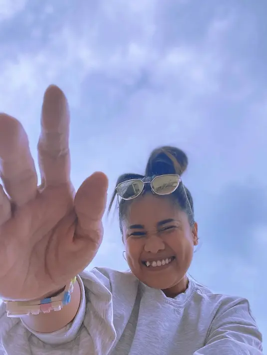 Badannya yang mungil membuat Chika Waode tampak awet muda. (FOTO: instagram.com/cqawaode/)