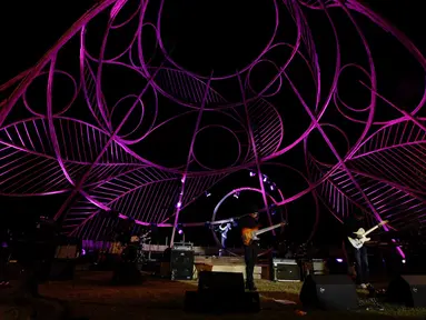 Grup musik Tohpati Bertiga tampil pada hari pertama Jazz Gunung 2018 di Kawasan Gunung Bromo, Jawa Timur, Jumat (27/7). Jazz Gunung Bromo ke sepuluh ini menampilkan sejumlah pemusik jazz tanah air dan macanegara (Liputan6.com/HO/Ridhwan Siregar)