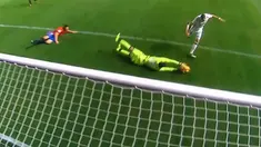 Video kehebatan Salvatore Sirigu yang menggagalkan kerjasama Benzema dan Ronaldo menjadi gol. This video presented by Ballball.