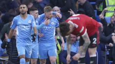Manchester City baru saja memenangi Derby Manchester terbaru atas sang tetangga Manchester United (6/3/2022) dengan skor telak 4-1. Ini merupakan kemenangan terbesar kelima bagi The Citizens di Liga Inggris atas MU pada abad ke-21. Berikut uraian lengkapnya. (AP/Jon Super)