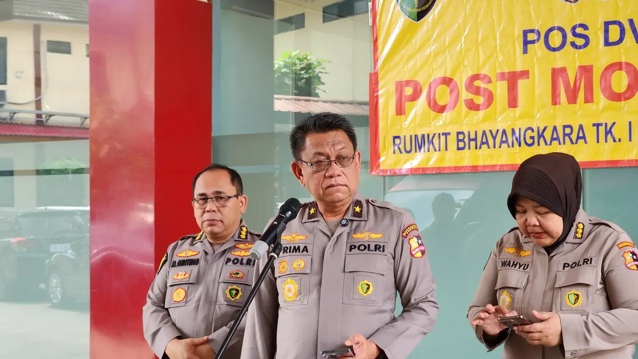 Kepala RS Polri, Prima Heru memberi keterangan pers di RS Polri terkait korban meninggal dunia kecelakaan kereta api di Bekasi Timur. (Liputan6.com/Nur Habibie)