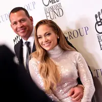 Alez Rodriguez setia mendampingi Jennifer Lopez. (Mike Coppola / AFP)