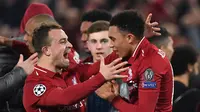 Duo pemain Liverpool, Trent Alexander-Arnold (kanan) dan Xherdan Shaqiri, berselebrasi setelah mengalahkan Barcelona pada leg kedua semifinal Liga Champions, di Stadion Anfield, Rabu (8/5/2019). (AFP/Paul Ellis)