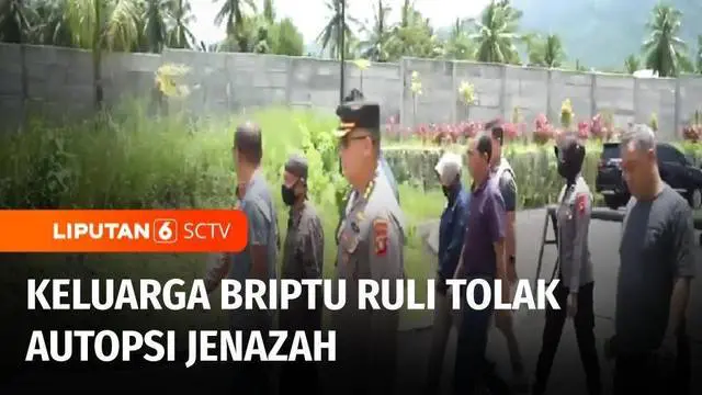 Keluarga Briptu Ruli Firmansyah, ajudan Kapolda Gorontalo yang ditemukan tewas dengan luka tembak di dalam mobil dinas, tiba di Kabupaten Gorontalo. Usai melihat kondisi korban, keluarga memutuskan menolak autopsi jenazah Briptu Ruli. Sementara, moti...