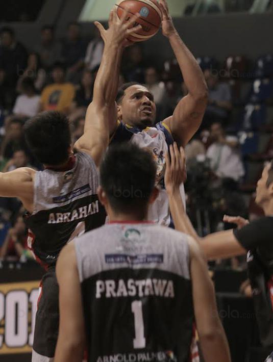Pebasket Satria Muda, Alexandros Lowhorn melewati adangan para pebasket Aspac Jakarta  pada laga Perbasi Cup 2017 di Sports Mall, Kelapa Gading, Jakarta, (09/11/2017). Satria Muda menang 86-79. (Bola.com/Cornelia Yurisa)