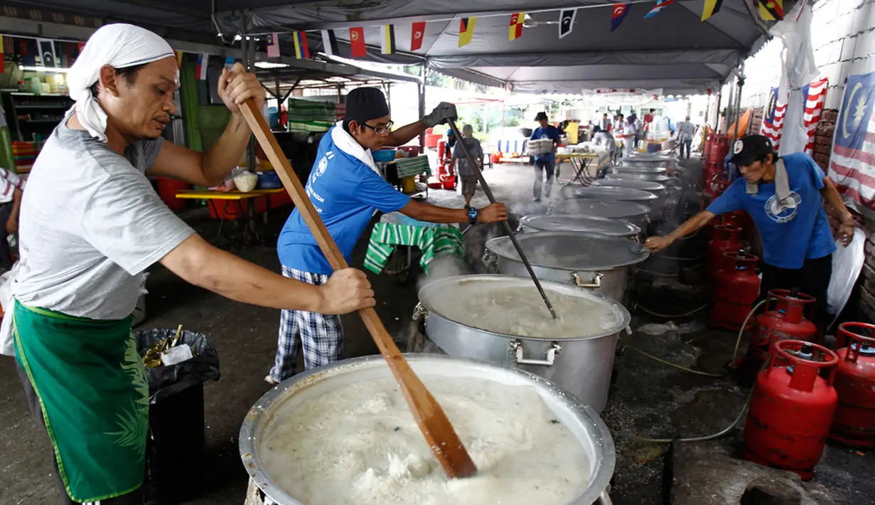 Dengan produksi beras dalam negeri hanya sanggup memenuhi 70% kebutuhan domestik, pemerintah Malaysia mulai menerapkan program untuk meningkatkan produksi beras dalam negeri. (AP Photo/Daniel Chan, File)