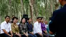 Presiden Joko Widodo (kedua kanan) beserta sejumlah menteri Kabinet Kerja membagikan Kartu Indonesia Sehat kepada para pekerja di Kabupaten Deli Serdang, Sumatera Utara, Sabtu (18/4). (Liputan6.com/Pool)