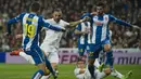 Striker Real Madrid, Karim Benzema, dihadang pemain Espanyol, Joan Jordan Moreno dan Alvaro Gonzalez ppada laga La Liga. Penyerang asal Prancis itu mencetak gol pembuka Madrid di menit ke-7. (AFP/Curto De La Torre)