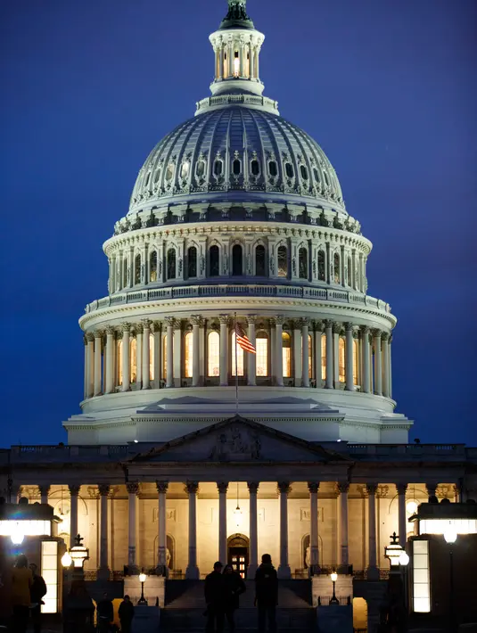 Foto yang diabadikan pada 12 Maret 2020 ini menunjukkan Gedung Capitol AS di Washington DC, Amerika Serikat. Sejumlah bangunan ikonis (landmark) di Washington DC, termasuk Gedung Putih, terpaksa ditutup sementara untuk umum akibat wabah COVID-19 yang tengah merebak di negara itu. (Xinhua/Ting Shen)