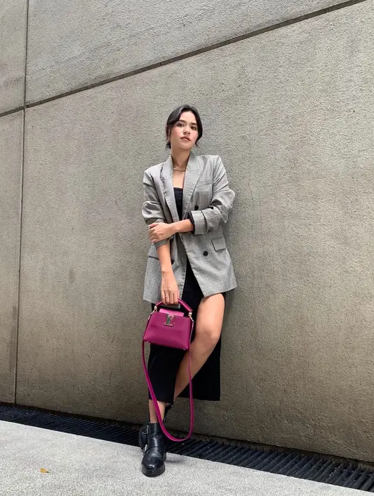 Blazer tartan berwarna abu - abu akan sangat anggun apabila kamu padu padankan dengan inner dress berwarna hitam. (instagram/raissa6690)