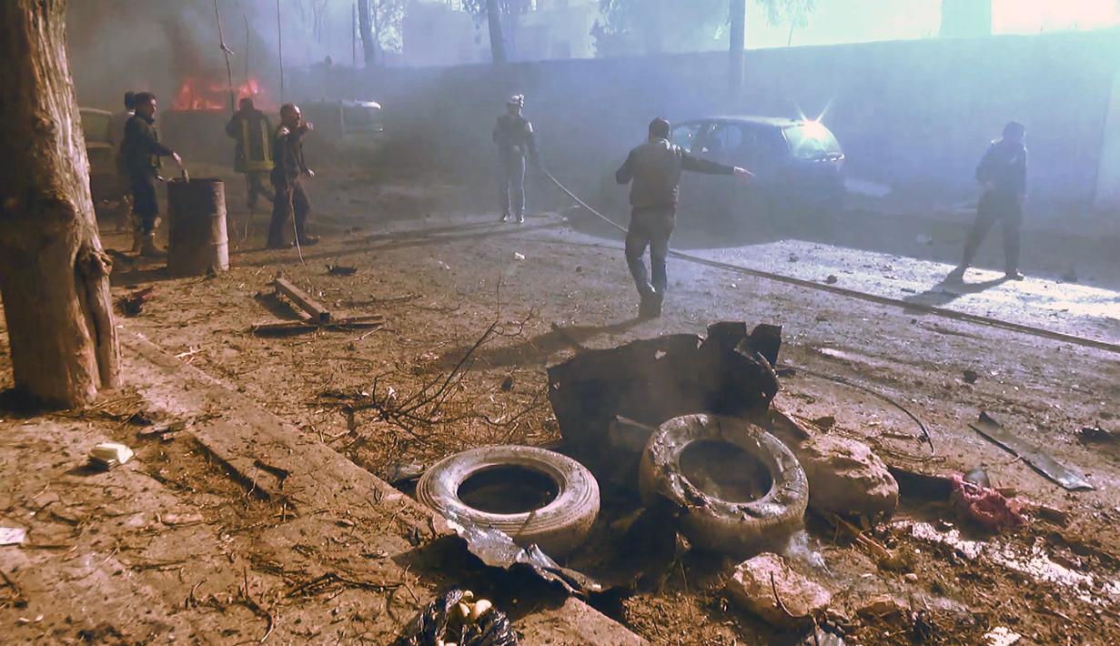 Jejak kehancuran akibat ledakan truk tangki pengangkut BBM di sebuah pasar di kota Azaz, perbatasan Suriah dan Turki, Sabtu (7/1). Sebelumnya wilayah ini secara rutin dilanda serangan bom yang menargetkan pemberontak dan warga sipil. (STRINGER/AFPTV/AFP)