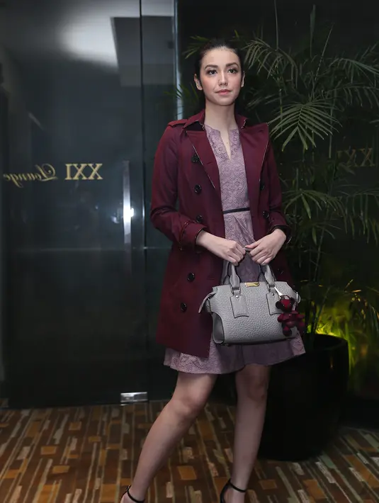 "Kesulitannya karakternya bukan saya banget, saya bukan orang Sunda dan di situ perannya geraknya harus lincah," ucap Velove Vexia. (Andy Masela/Bintang.com)