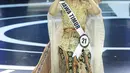 Puteri Indonesia 2019 Frederika Alexis Cull (belakang) mengenakan mahkota ke kepala Pemenang Puteri Indonesia 2020 Rr Ayu Maulida Putri asal Jawa Timur dalam acara malam puncak di Jakarta, Jumat (6/3/2020). Ayu Maulida menjadi pemenang setelah menyisihkan tiga pesaingnya. (Fimela.com/Bambang E Ros)