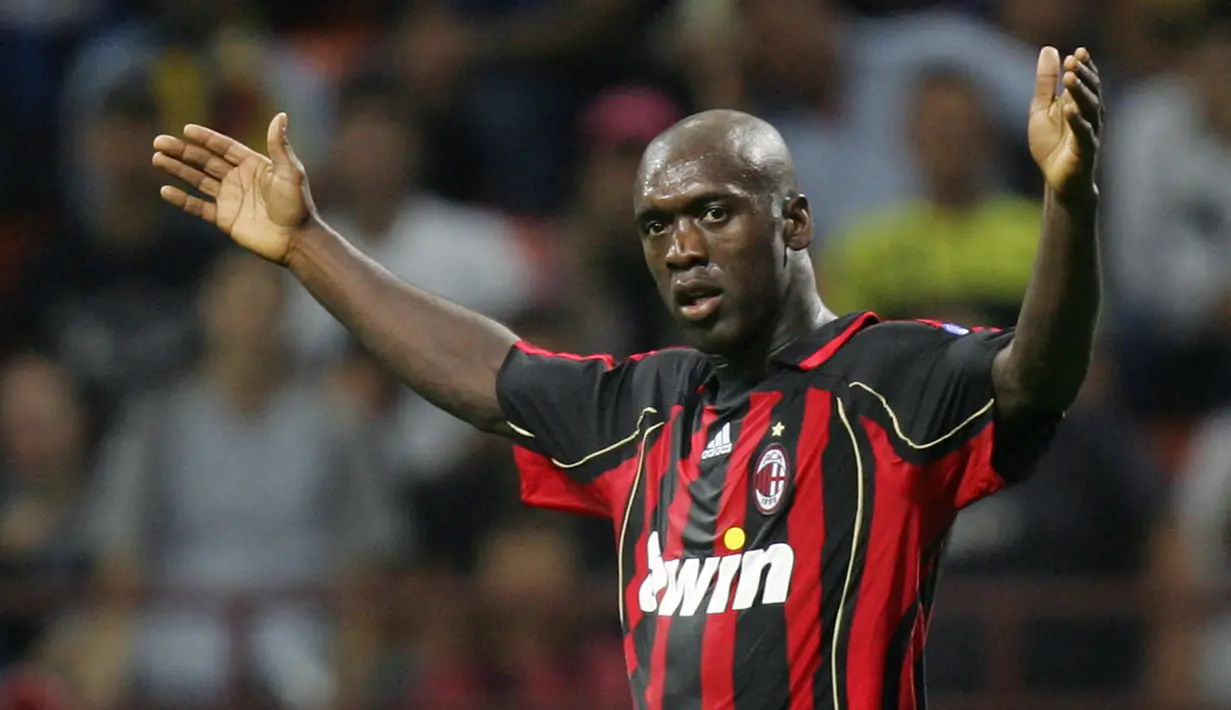 5. Clarence Seedorf. Gelandang AC Milan asal Belanda ini mencetak gol saat laga memasuki detik ke 21,06 dalam laga fase Grup E Liga Champions 2005/06 melawan Schalke di Allianz Arena (28/9/2005). Hasil akhir, AC Milan bermain imbang 2-2 dengan Schalke. (AFP/Paco Serinelli)