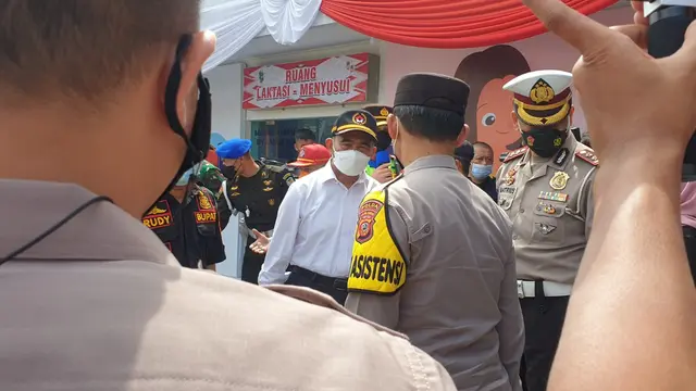 Menko PMK Muhadjir Effendy saat pantauan arus mudik di pos terpadu Limbangan, Garut, Jawa Barat (Liputan6.com/Jayadi Supriadin)