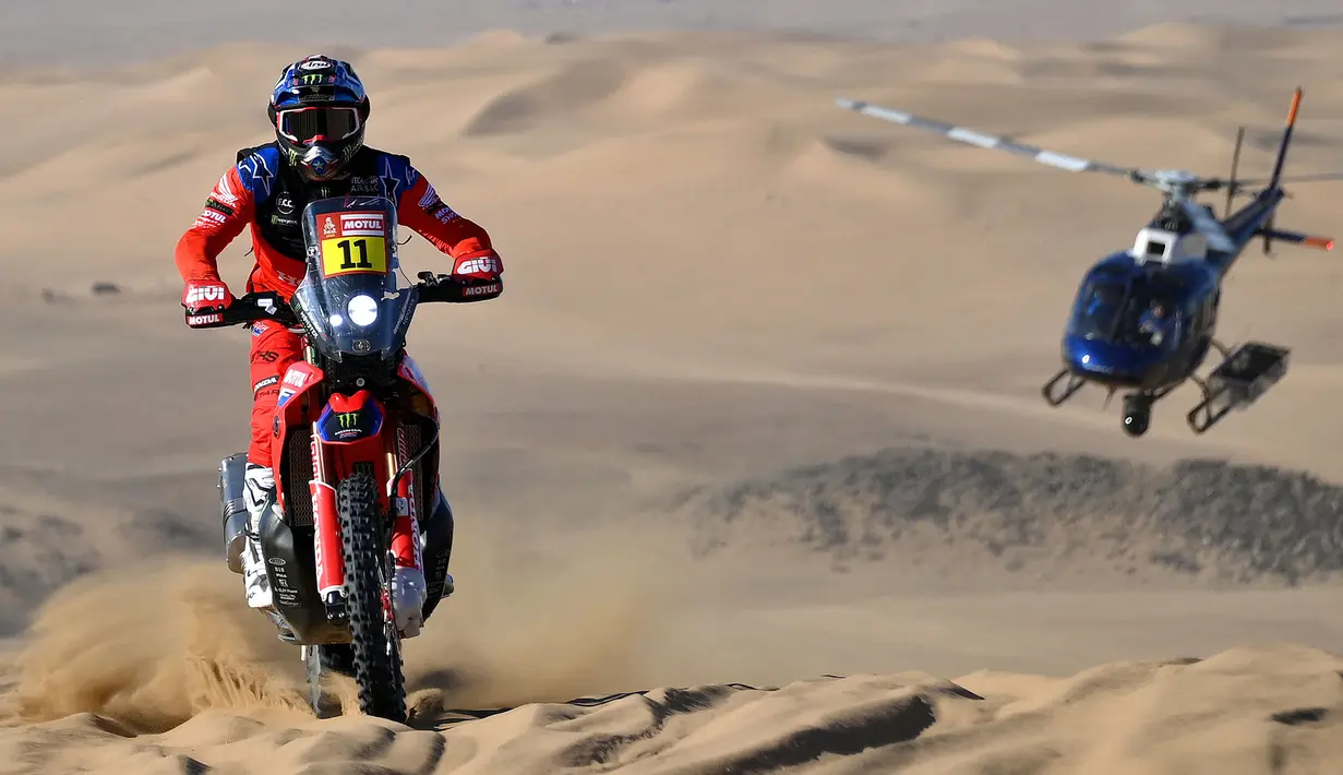 Pembalap Honda asal Chili, Jose Ignacio Florimo Cornejo bersaing selama Stage 1A Reli Dakar 2022 antara Jeddah dan Hail, di Arab Saudi, pada 1 Januari 2022. (AFP/Franck Fife)