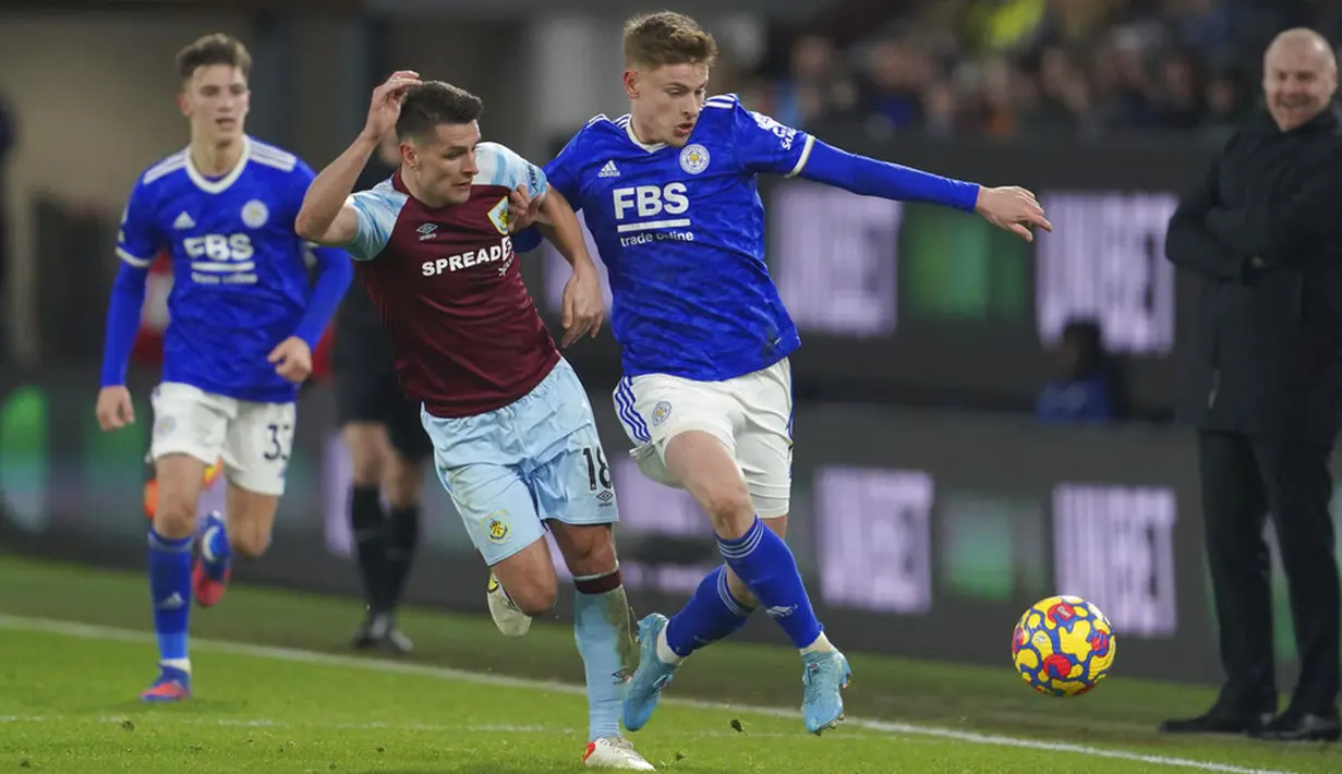Pemain Leicester City Harvey Barnes (kanan) berebut bola dengan pemain Burnley Ashley Westwood pada pertandingan Liga Inggris di Stadion Turf Moor, Burnley, Inggris, 1 Maret 2022. Leicester City menang 2-0. (AP Photo/Jon Super)