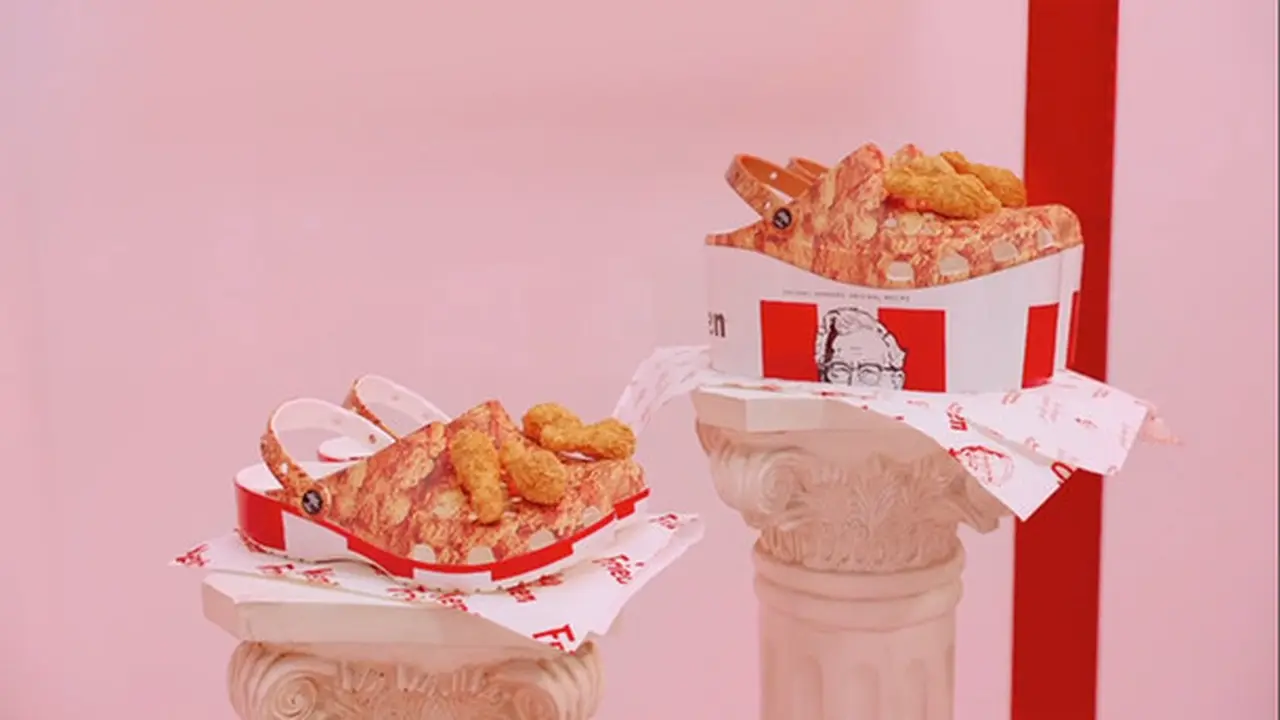 Menikmati Lezatnya Ayam KFC dalam Koleksi Crocs di New York Fashion Week 2020