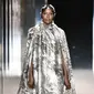 Model Inggris Naomi Campbell mempersembahkan kreasi desainer Inggris Kim Jones untuk koleksi Fendi's Spring-Summer 2021 selama Paris Haute Couture Fashion Week, di Paris, pada 27 Januari 2021. (STEPHANE DE SAKUTIN / AFP)