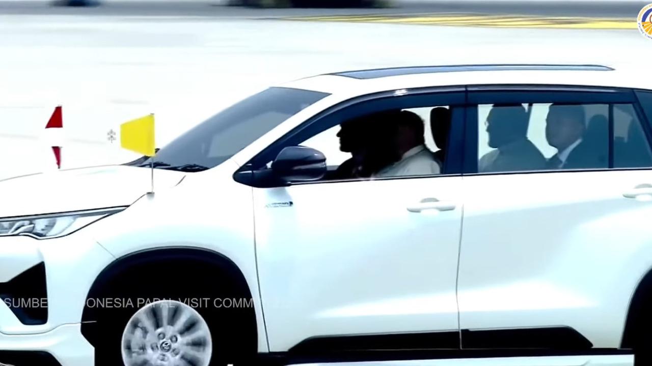 Tiba di Indonesia, Paus Fransiskus Naik Toyota Innova Zenix Duduk di Kursi Depan
