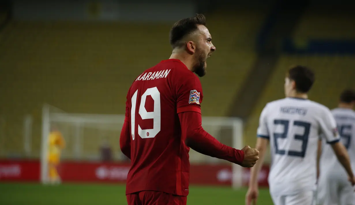 Penyerang Turki, Kenan Karaman berselebrasi usai mencetak gol ke gawang Rusia pada pertandingan UEFA Nations League di Stadion Sukru Saracoglu, Istanbul, Minggu (15/11/2020). Turki menang tipis atas Rusia 3-2. (AP Photo)