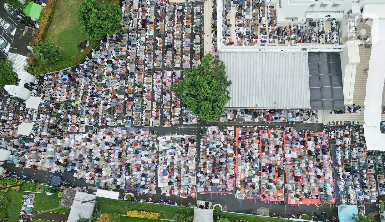 Jemaah laki-laki berada di dalam masjid, sementara perempuan di aula dan juga selasar. (Liputan6.com/Herman Zakharia)