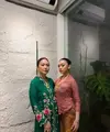 Hal ini juga terlihat dari gaya kompak Nola B3 dan putrinya, Naura Ayu, yang tampil memikat dalam kebaya bernuansa cerah. [@riafinola].