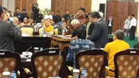 Kesepakatan damai KMP-KIH di Gedung DPR, Senayan, Jakarta. (Liputan6.com/Andi Muttya Keteng)