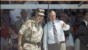 Setelah Perang Irak: Jenderal Norman Schwarzkopf dan Presiden George HW Bush menyaksikan Pawai Kemenangan Nasional di Washington pada 8 Juni 1991 (dok. Ron Edmonds/AP)