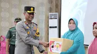 Kapolres Grobogan AKBP Dedy Anung Kurniawan memberikan bantuan secara simbolis dilanjutkan dengan pembekalan kepada calon Orang Tua Asuh oleh Dinas Kesehatan Kabupaten Grobogan, Kamis (9/2/2023). (Ist)